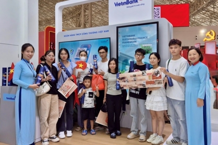 Nhận quà khi check-in gian hàng VietinBank tại Triển lãm thành tựu đất nước