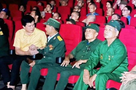 Hội Chiến sĩ Thành cổ Quảng Trị tại Nghệ An dự chiếu phim “Mưa đỏ”