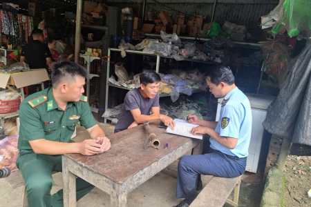 Lực lượng QLTT Thanh Hóa tuyên truyền, hướng dẫn thực hiện pháp luật cho nhân dân khu vực biên giới