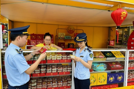 Ngành QLTT Lạng Sơn tăng cường kiểm tra an toàn thực phẩm dịp Tết Trung thu 2025