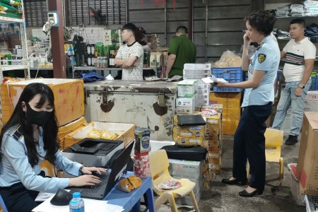 Hàng hóa trôi nổi, không nhãn mác: Mối nguy tiềm ẩn cho sức khỏe và thị trường