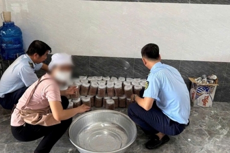 Tăng cường kiểm soát ATTP trên thương mại điện tử: Thu giữ thực phẩm không rõ nguồn gốc tại Gia Lai