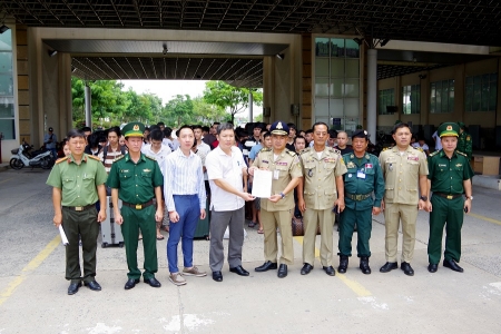 Bộ đội Biên phòng Tây Ninh tiếp nhận 79 công dân phía Campuchia bàn giao