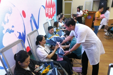 Gần 500 cán bộ, nhân viên y tế tham gia Ngày hội hiến máu tình nguyện “Giọt hồng yêu thương”