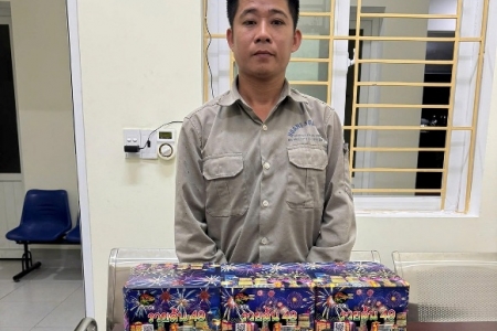 Nghệ An: Bắt lái xe tải tàng trữ 10kg pháo nổ trái phép