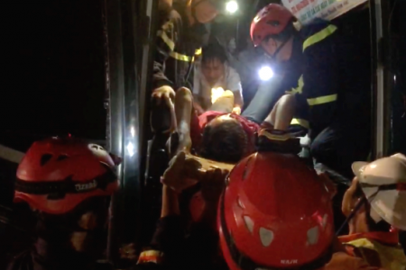 Cảnh sát giao thông Đà Nẵng cứu 11 người tai nạn xe khách trên cao tốc La Sơn - Hòa Liên