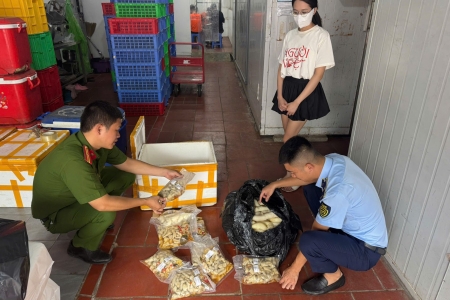 Đội Quản lý thị trường số 2 Hà Nội: Tăng cường kiểm tra, xử lý thực phẩm không rõ nguồn gốc
