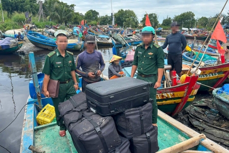 TP. HCM: Ngư dân phát hiện hơn 81kg cần sa trôi trên biển