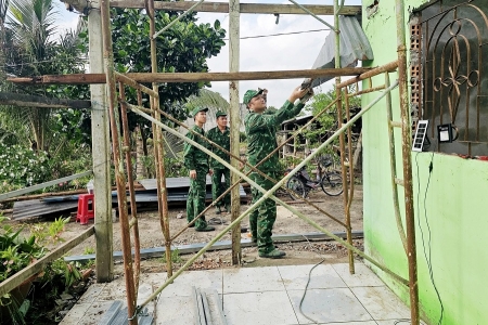 Đồn Biên phòng Mỹ Thạnh Tây tham gia sửa chữa nhà dân bị ảnh hưởng do dông lốc