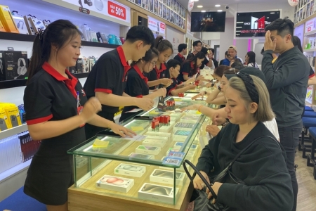 Sức nóng iPhone 17 tại TP.HCM: Hàng nghìn người đăng ký, rộn ràng "lên đời" máy