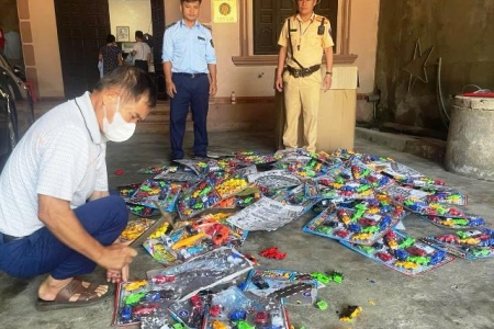 Nghệ An: Phát hiện và tiêu hủy 100 vỉ ô tô đồ chơi không rõ nguồn gốc