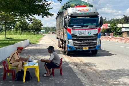TP. HCM tăng cường kiểm tra, xử lý ô tô kinh doanh vận tải hàng hóa, hành khách vi phạm