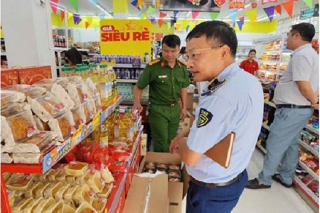 Hà Nội ra quân đảm bảo an toàn thực phẩm Tết Trung thu: Công an xã Hồng Vân kiểm tra hàng loạt cơ sở kinh doanh