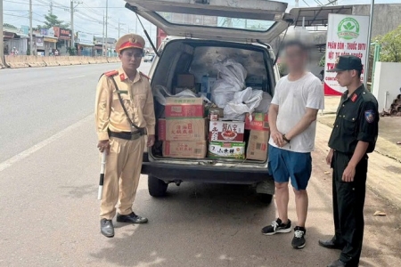Cảnh sát giao thông Đồng Nai liên tiếp phát hiện các vụ buôn lậu thuốc lá và thực phẩm