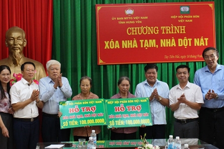 Hưng Yên: Trao tiền hỗ trợ xây nhà cho 2 hộ nghèo tại xã Tây Tiền Hải