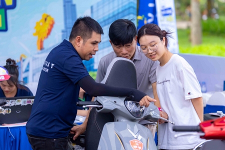 Người dùng hào hứng “bỏ xăng - sống xanh” cùng xe máy điện VinFast Feliz Neo