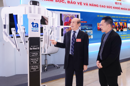 Bệnh viện Tâm Anh giới thiệu dàn Robot "khủng" tại tòa nhà Quốc hội