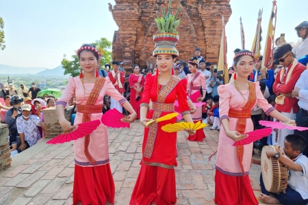 Ngày hội Văn hóa dân tộc Chăm 2025: Sắc màu di sản hội tụ tại Khánh Hòa