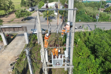 Điện lực Nghệ An ra quân xử lý khiếm khuyết và giải tỏa hành lang an toàn lưới điện cao áp