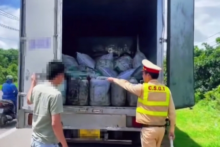 Đồng Nai: Bắt quả tang xe tải chở gần 7 tấn mỡ động vật không rõ nguồn gốc