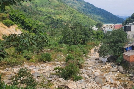 Thanh Hóa: Công bố tình huống khẩn cấp sạt lở bờ tả suối Vặn đoạn qua khu dân cư bản Vặn