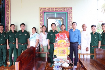 Bộ đội Biên phòng tỉnh An Giang thăm, tặng quà chúc mừng Lễ Sen Dolta năm 2025