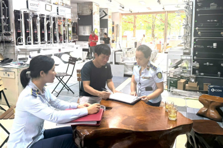 Lực lượng QLTT Thanh Hóa tăng cường tuyên truyền, giám sát các cơ sở kinh doanh gốm sứ xây dựng