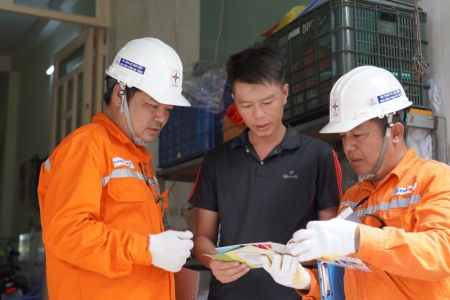 EVNHCMC hướng dẫn sử dụng điện an toàn khi sạc xe điện