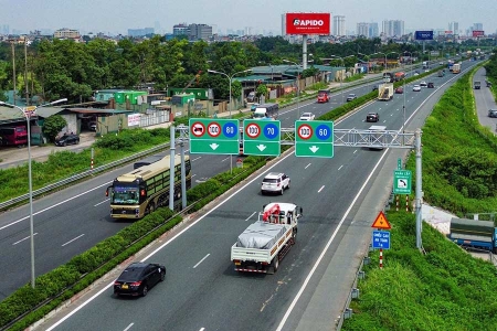 Cảnh sát giao thông điều tiết xe khách, xe tải trên cao tốc 2 làn để giảm ùn tắc, tai nạn