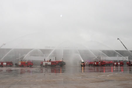 Hơn 500 cán bộ, chiến sĩ tham gia diễn tập chữa cháy và cứu nạn tại sân bay Vinh