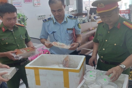 Ninh Bình: Thu giữ hơn 1.000 sản phẩm thực phẩm vi phạm, buộc tiêu hủy toàn bộ