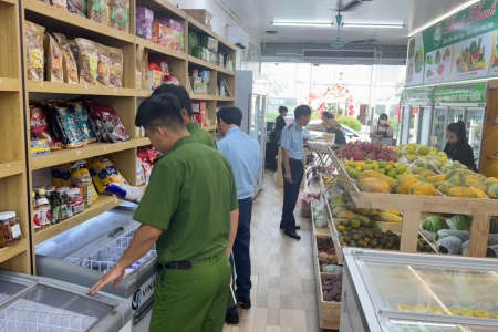 Ninh Bình: Thu giữ nhiều sản phẩm thực phẩm không rõ nguồn gốc tại cơ sở kinh doanh Thanh Thanh