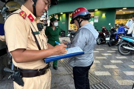 TP. HCM: Tăng cường xử phạt người điều khiển xe mô tô, xe gắn máy đi trên vỉa hè
