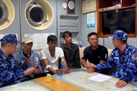 Bộ Tư lệnh Vùng cảnh sát biển 4 kịp thời cứu vớt 4 ngư dân gặp nạn trên biển