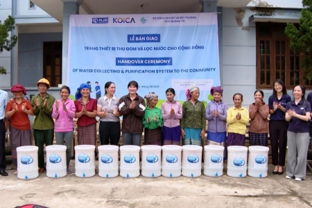 Quảng Trị: Trao trang thiết bị thu gom và lọc nước cho người dân miền núi khó khăn