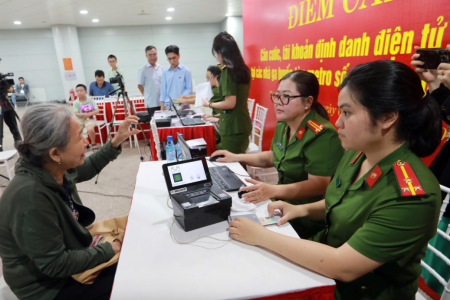 Công an TP. HCM thiết lập đường dây nóng hỗ trợ người dân đăng ký cư trú và căn cước