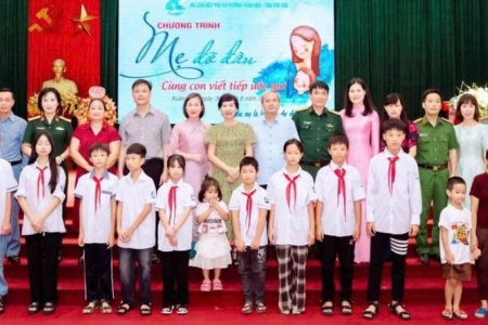 Trao tặng hơn 1.100 suất quà cho trẻ mồ côi ở Phú Thọ nhân dịp năm học mới