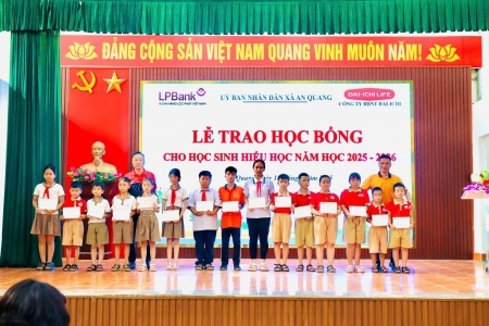 Trao gửi yêu thương – Tiếp sức học sinh hiếu học xã An Quang