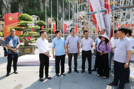 Phó Bí thư Tỉnh ủy Quảng Ninh kiểm tra công tác trang trí khánh tiết phục vụ Đại hội đại biểu Đảng bộ tỉnh lần thứ XVI