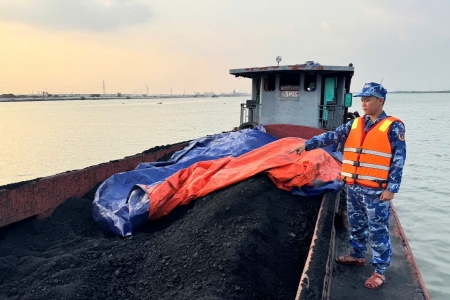Cảnh sát biển phát hiện tàu chở 110 tấn than không rõ nguồn gốc