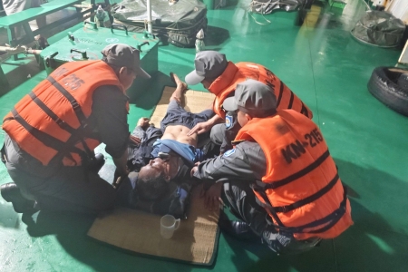 Kiểm ngư Việt Nam kịp thời cấp cứu ngư dân