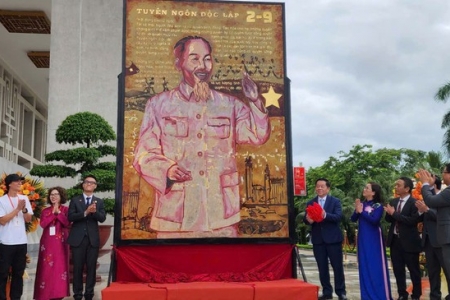 Kéo dài thời gian triển lãm "Mùa xuân độc lập" tại Bảo tàng Hồ Chí Minh đến hết ngày 30/12