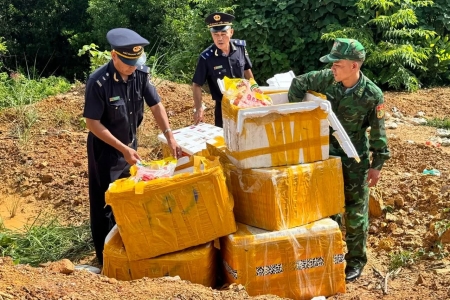 Hải quan cửa khẩu Cảng Vạn Gia phát hiện, bắt giữ 400kg xúc xích nhập lậu