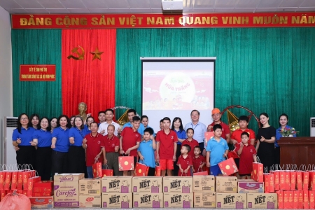 EVNNPC “mang” Trung thu sớm đến người già neo đơn và trẻ em có hoàn cảnh đặc biệt