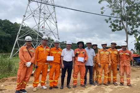 Phó Tổng giám đốc EVNNPT kiểm tra công trường và động viên người lao động thi công Dự án đường dây 500kV Lào Cai - Vĩnh Yên