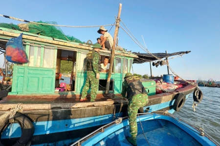 Quảng Ninh “chạy đua” kêu gọi tàu thuyền về nơi tránh trú bão Ragasa