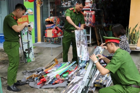Nghệ An: Thu giữ hàng trăm món đồ chơi bạo lực nguy hiểm