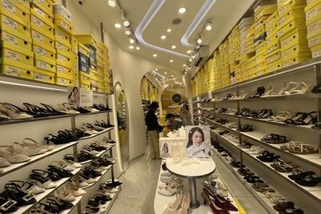 Hà Nội: Chuỗi cửa hàng Bee Shoes bán nhiều giày dép “trắng” thông tin về nguồn gốc, xuất xứ