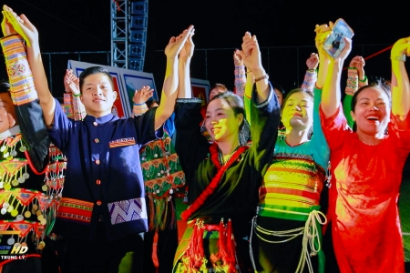 Rộn ràng Liên hoan văn nghệ dân gian - Phiên chợ vùng cao năm 2025 tại Thanh Hóa