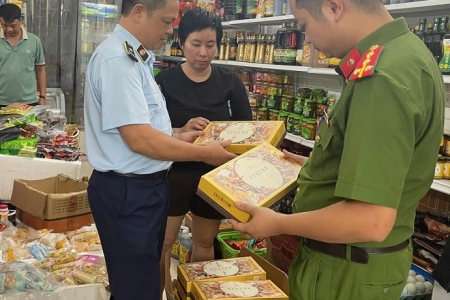 Ninh Bình: Phát hiện, xử lý và tiêu hủy nhiều thực phẩm không rõ nguồn gốc